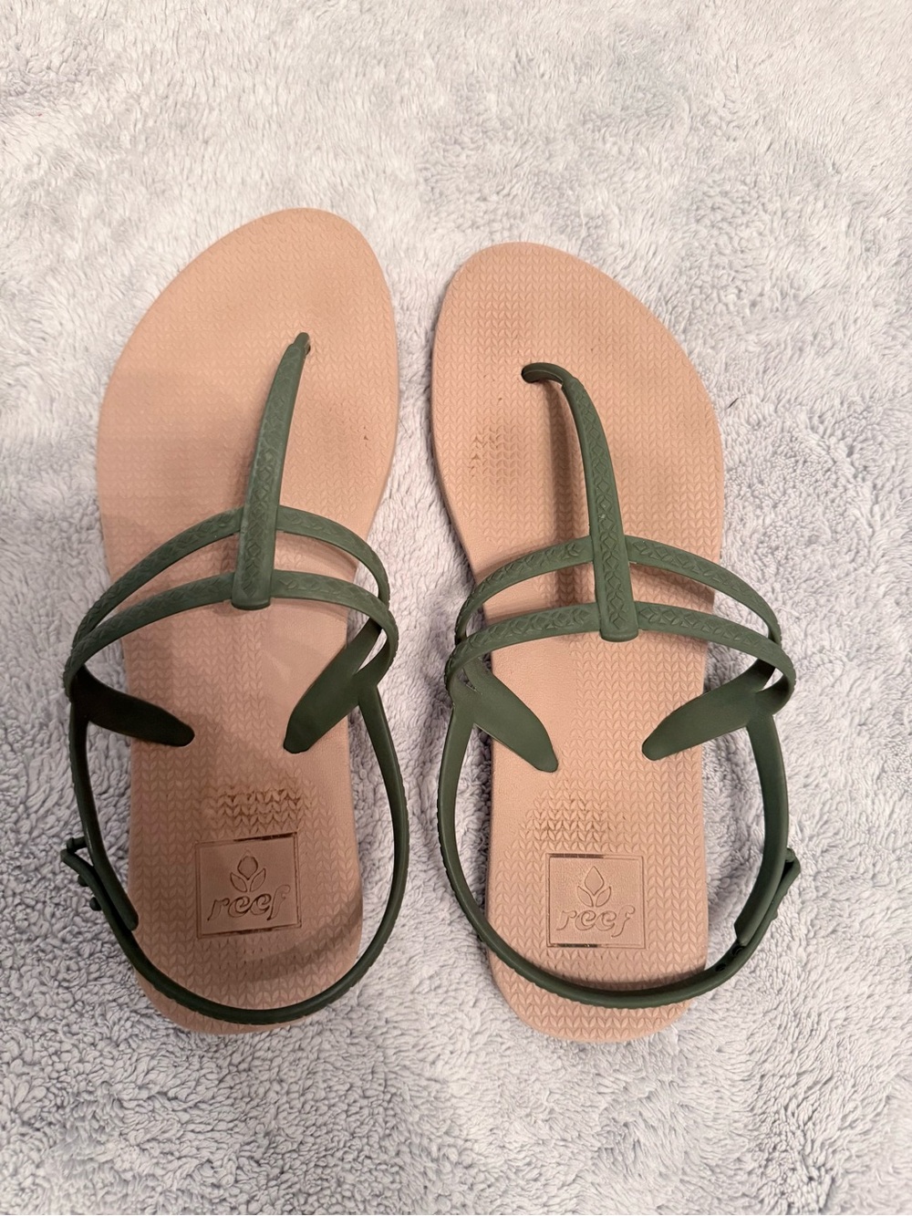 Reef Women’s Olive Green t strap Strappy Sandals with Tan Footbed
